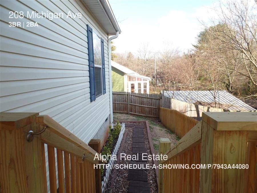 208 Michigan Ave - Photo 3 of 44