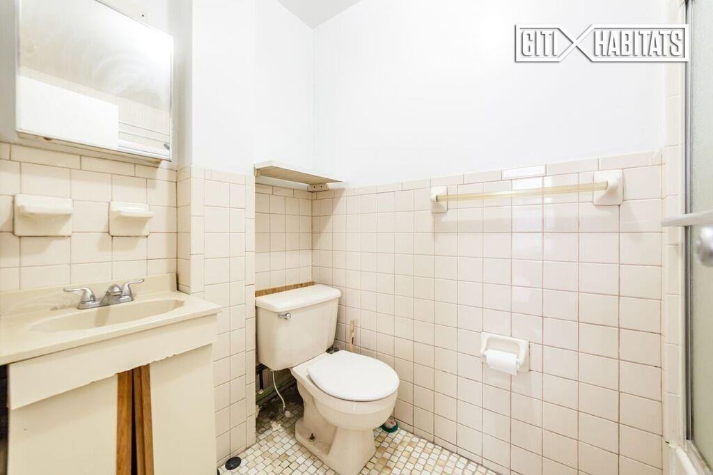 809 Lexington Ave 3R - Photo 3 of 3