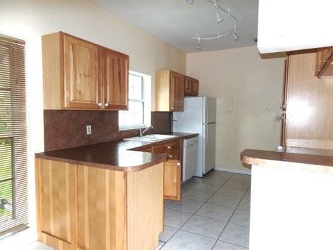 705 SE Airoso Blvd - Photo 3 of 34