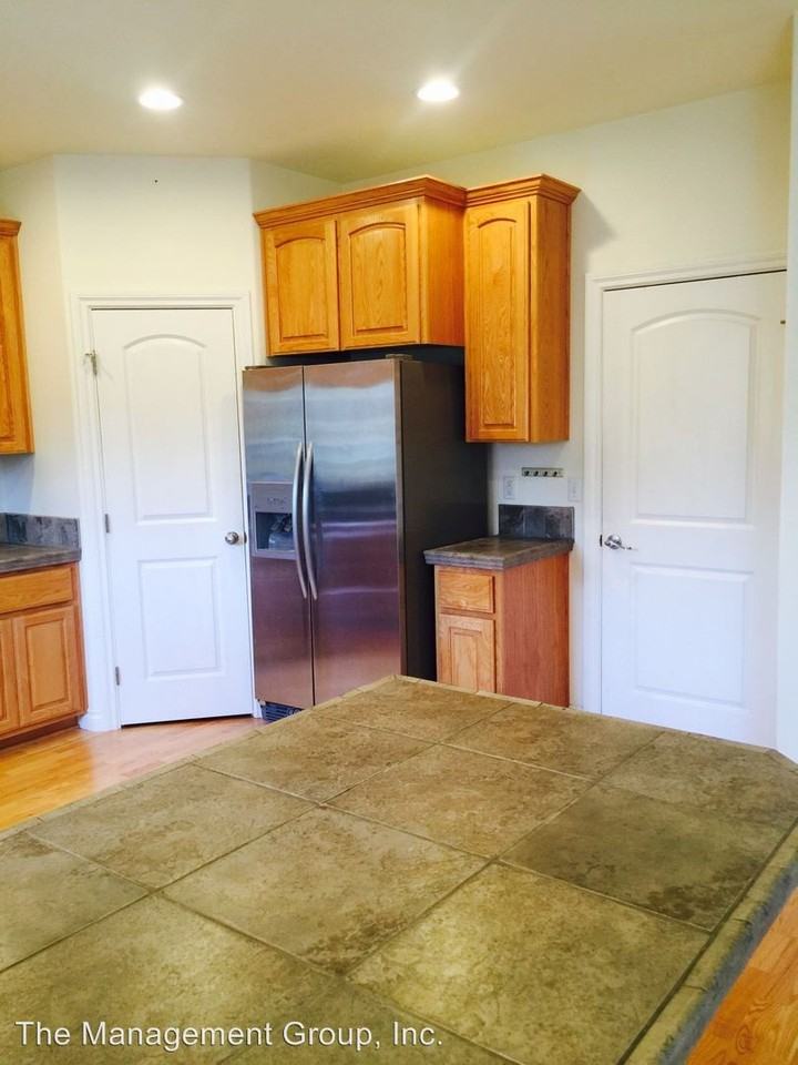 8600 NE 31st Cir - Photo 3 of 20