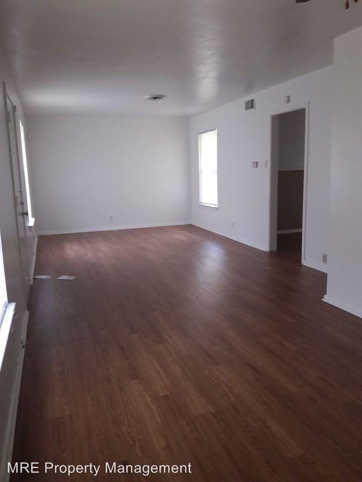 1427 Cove Dr - Photo 2 of 5