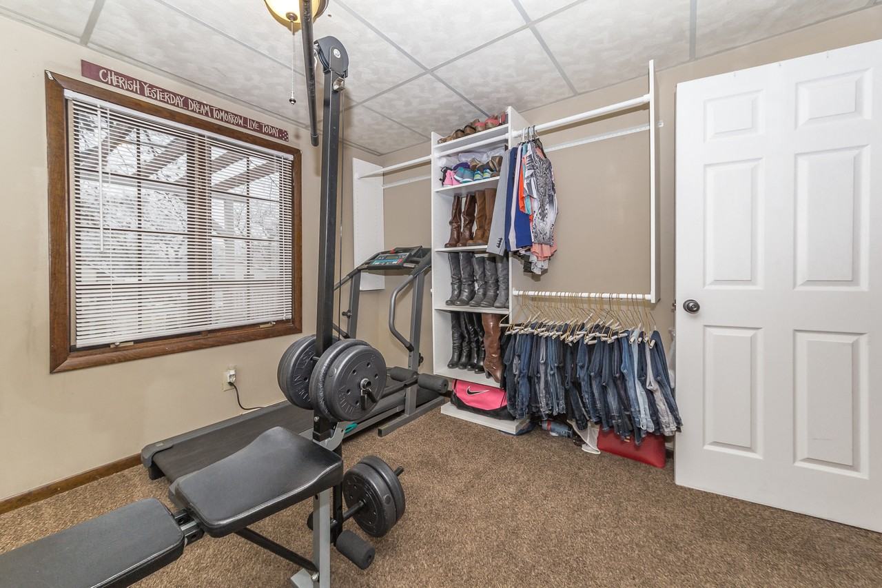 553 N Ravine Dr - Photo 3 of 18