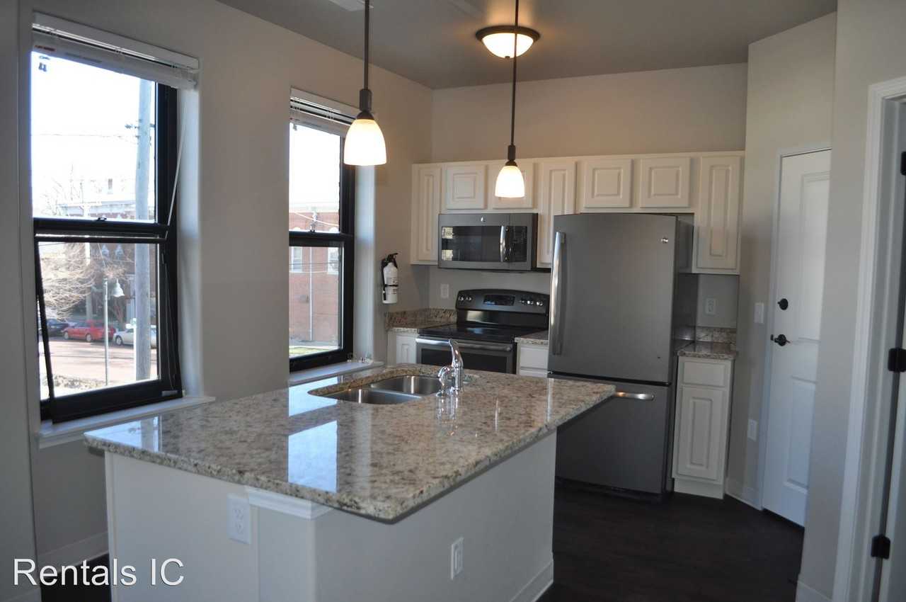 225 N Linn Street - Photo 3 of 12