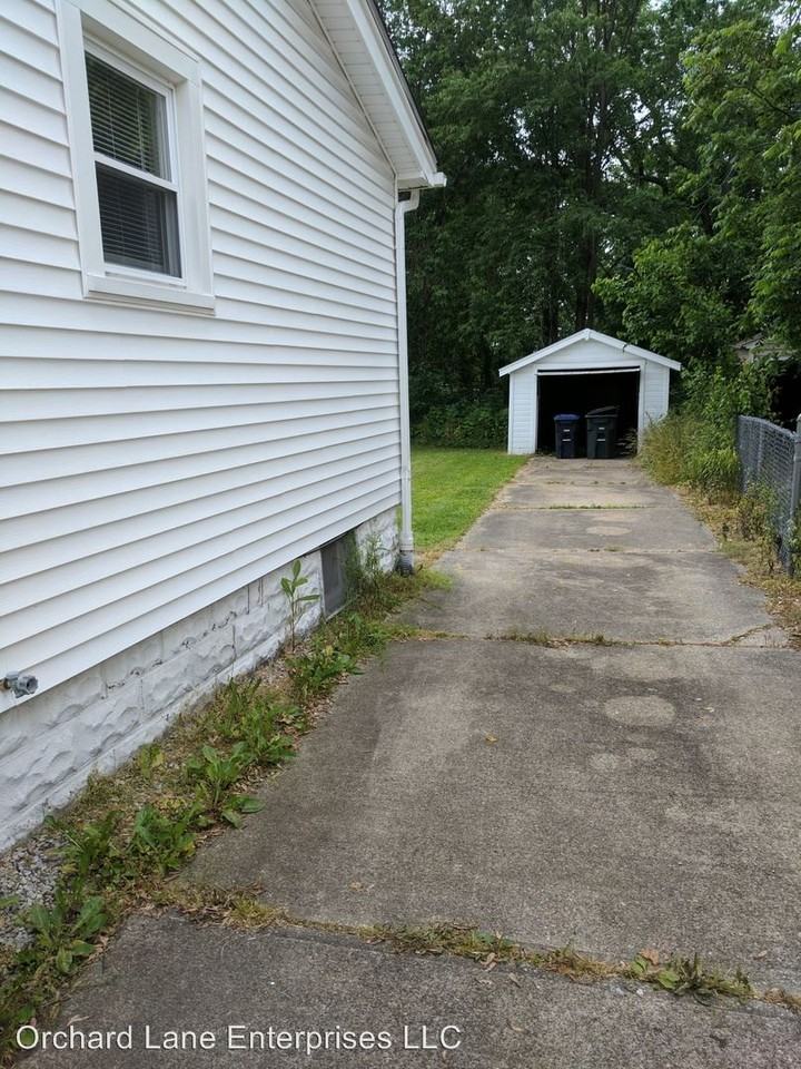 588 Sanford Ave - Photo 3 of 16