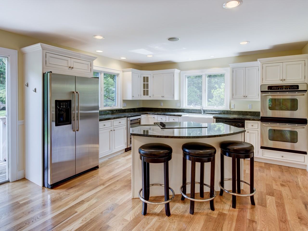 895 Holbrook Ln - Photo 3 of 12