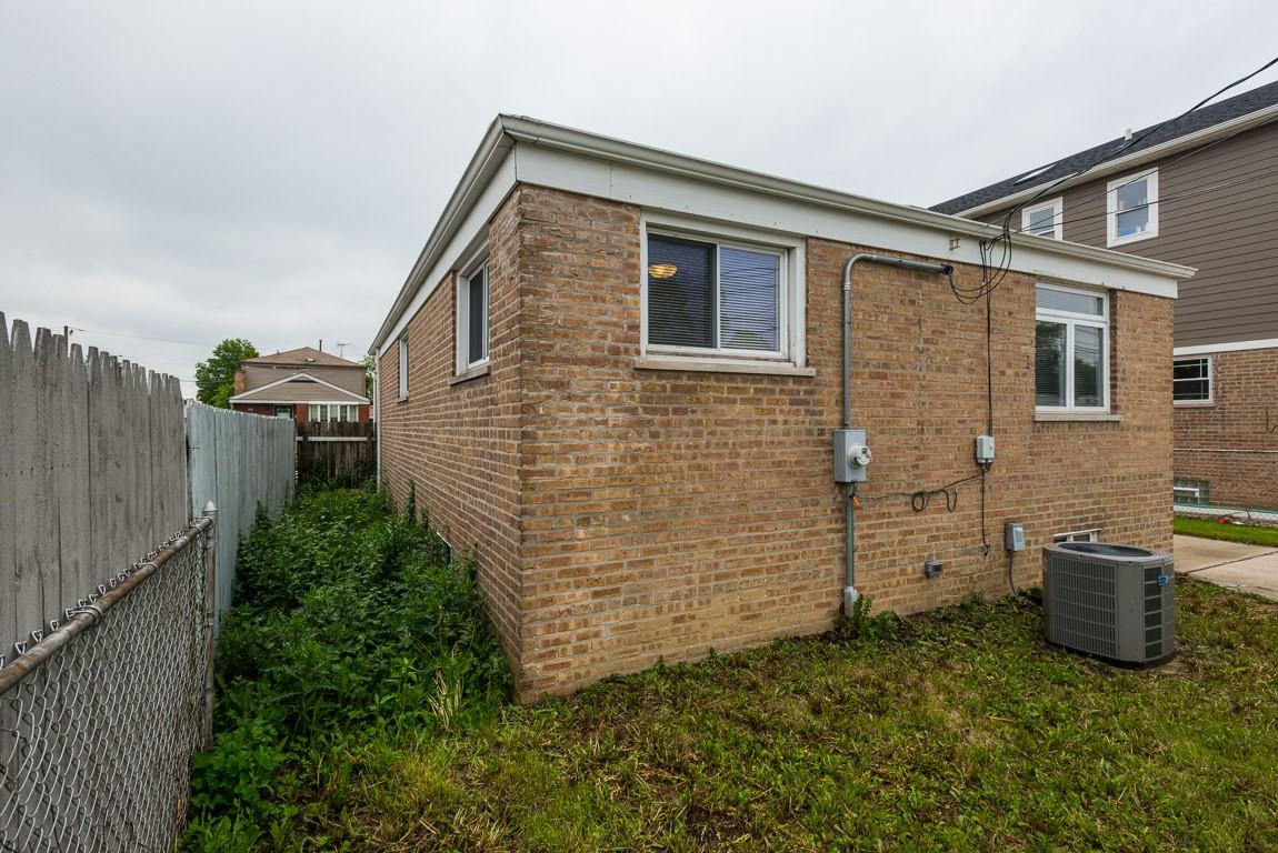 7952 S Kolin Ave - Photo 3 of 14