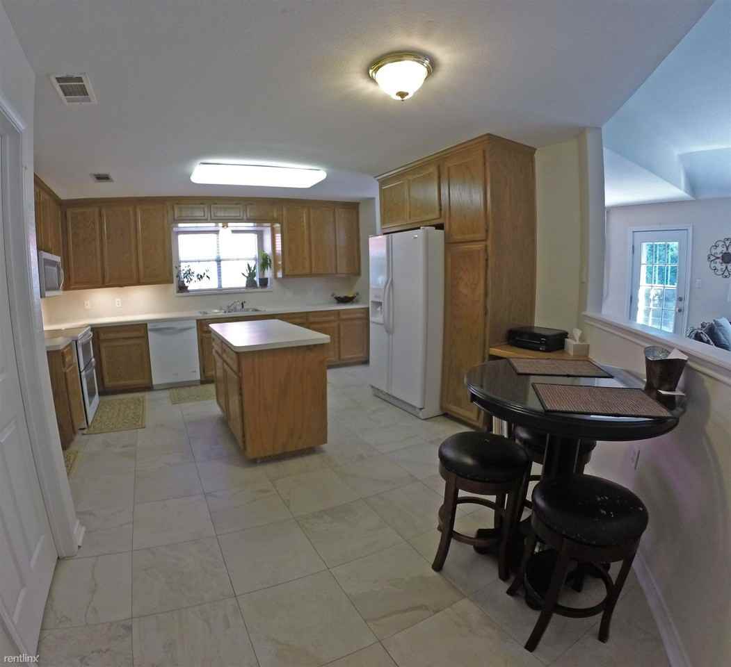 1016 Hickory St - Photo 3 of 23