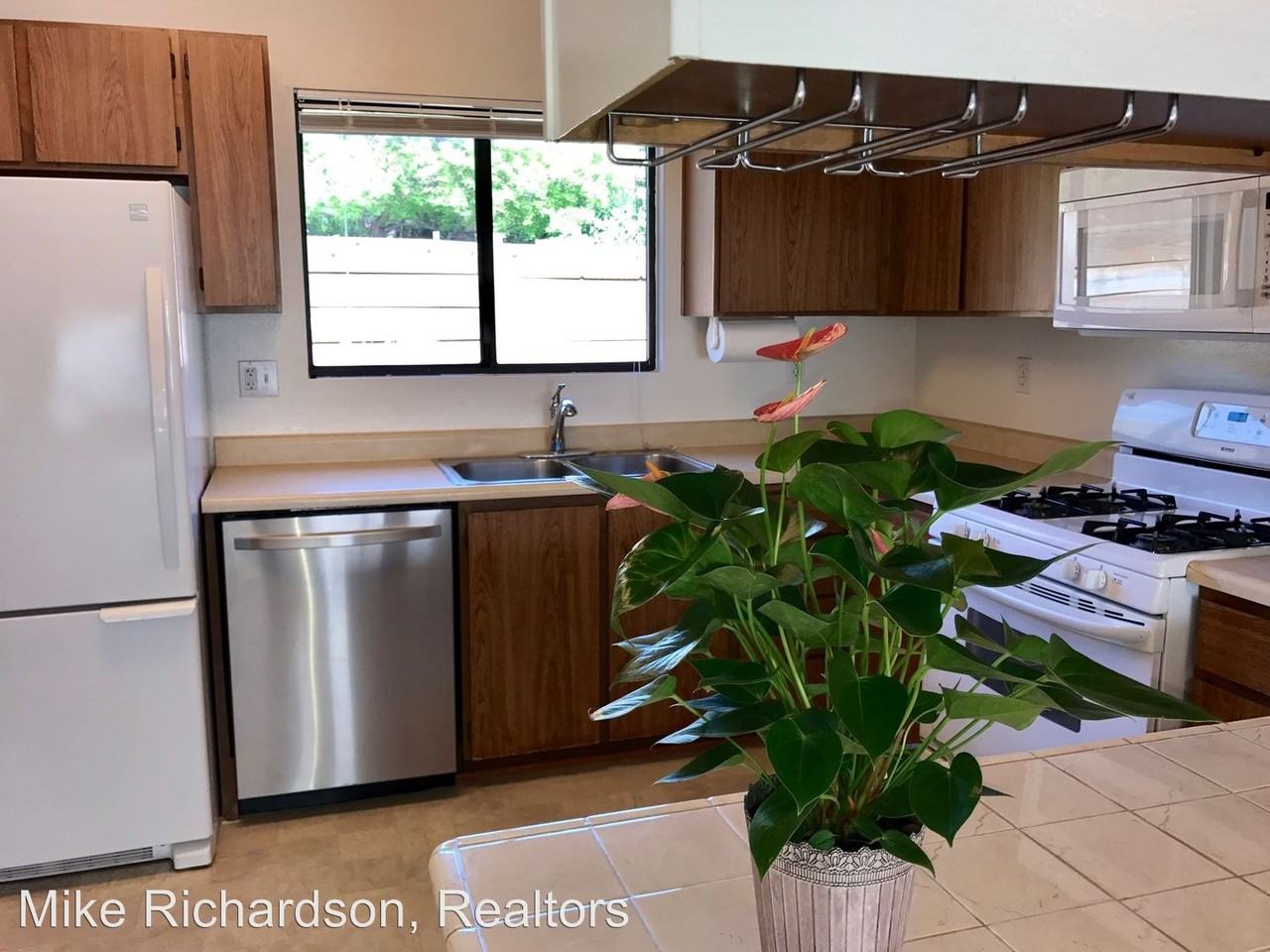 1209 Rebecca Ln - Photo 3 of 12