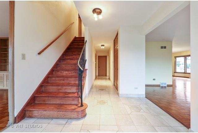10 Camelot Dr - Photo 2 of 15