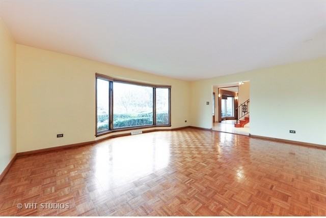 10 Camelot Dr - Photo 3 of 15