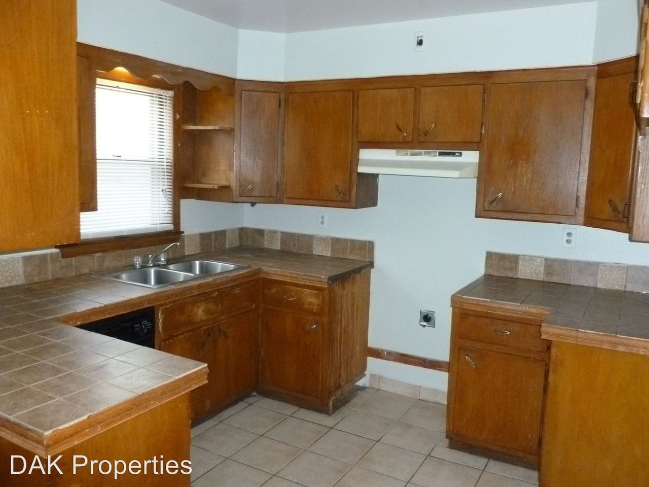 8716 W Lancaster Ave - Photo 2 of 11