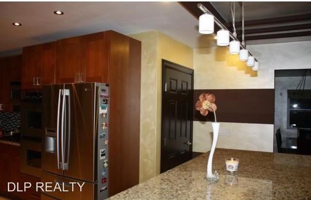 554 W Greenwood St - Photo 3 of 25