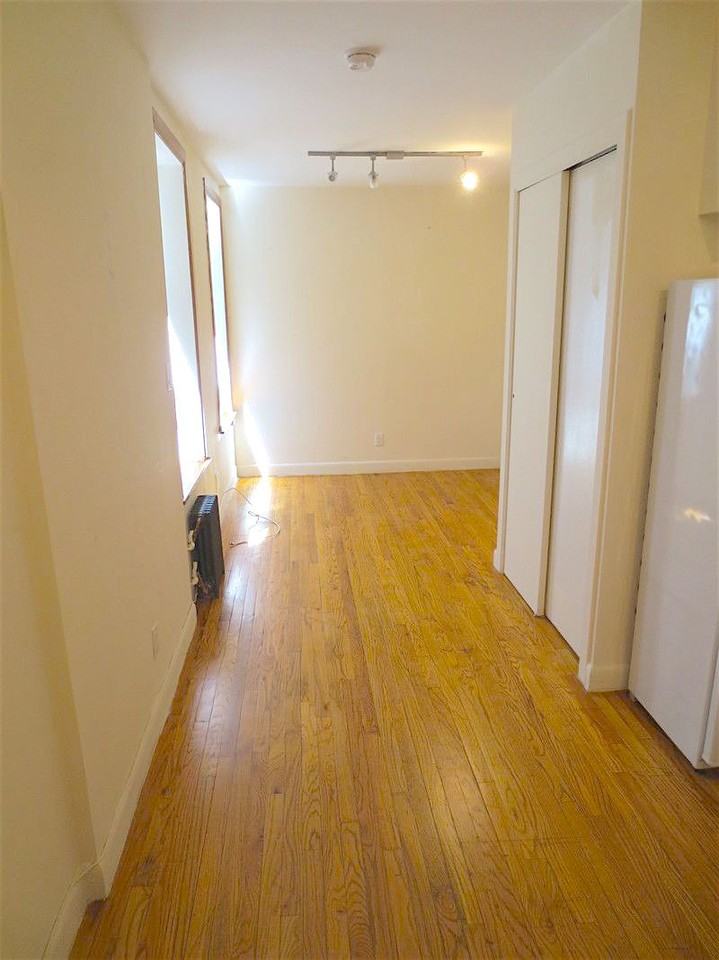 Spring St & Elizabeth St #0011