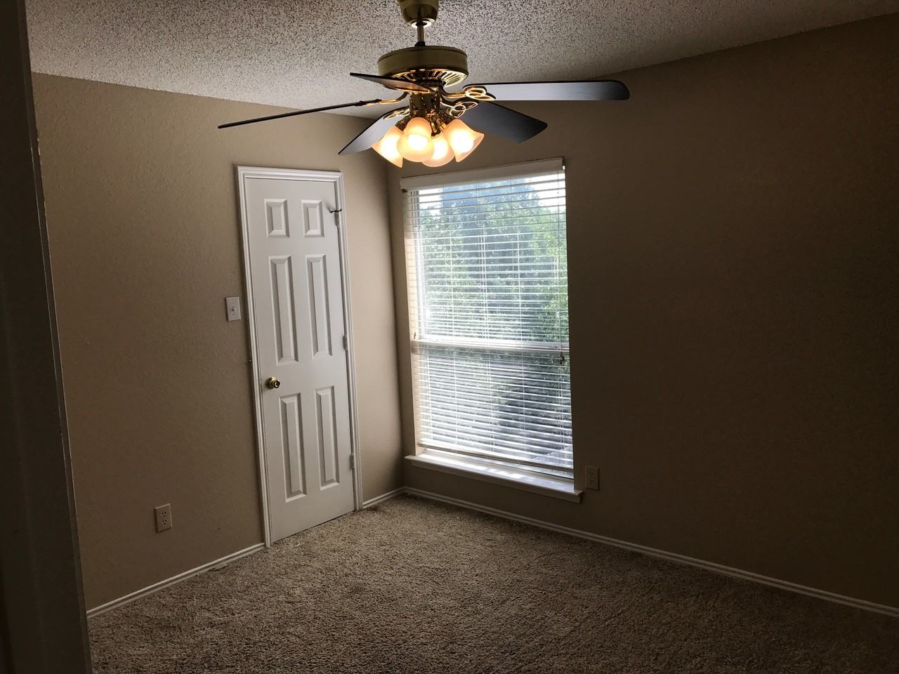 204 Parkway Ct - Photo 2 of 2