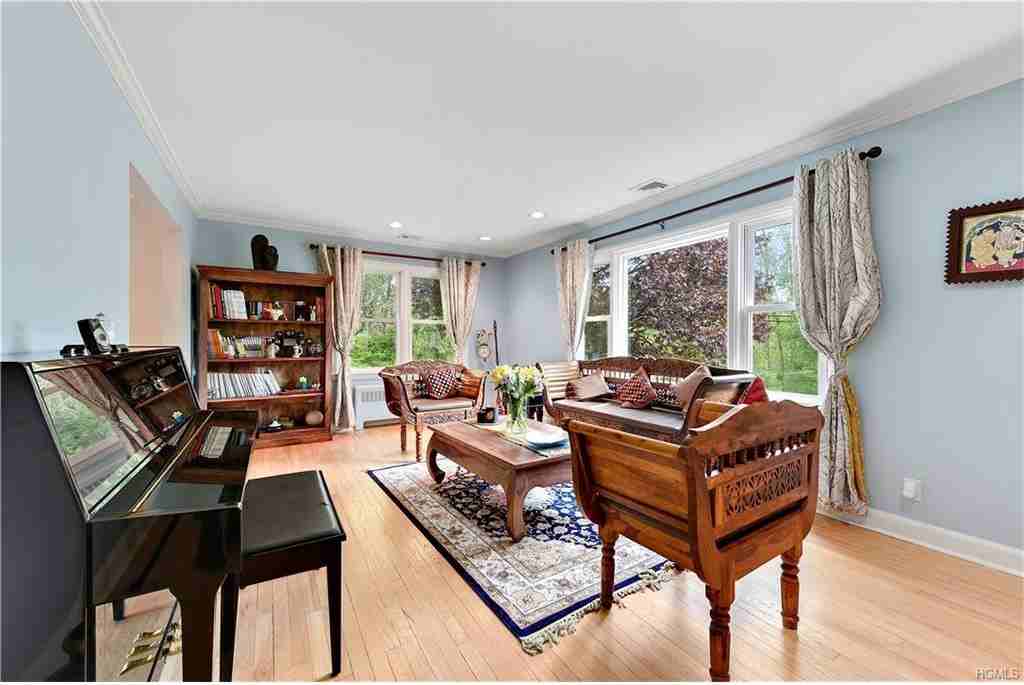 187 Croton Ave - Photo 2 of 20