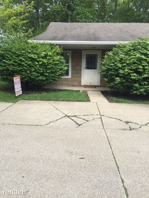 723 Hickory Ct - Photo 3 of 9