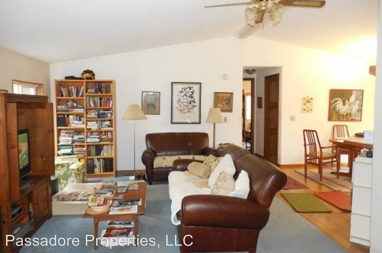 1915 Deer Cir - Photo 3 of 14