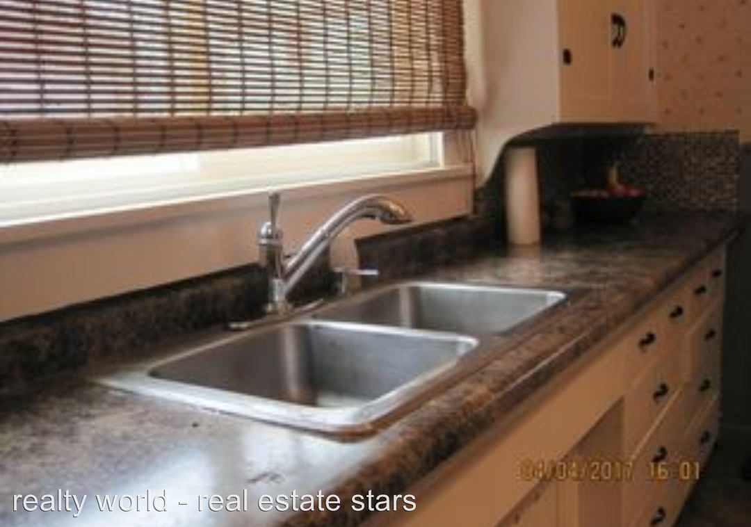 704 Yeoman St - Photo 3 of 9