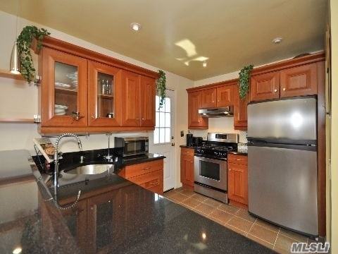 557 Linden St - Photo 3 of 11