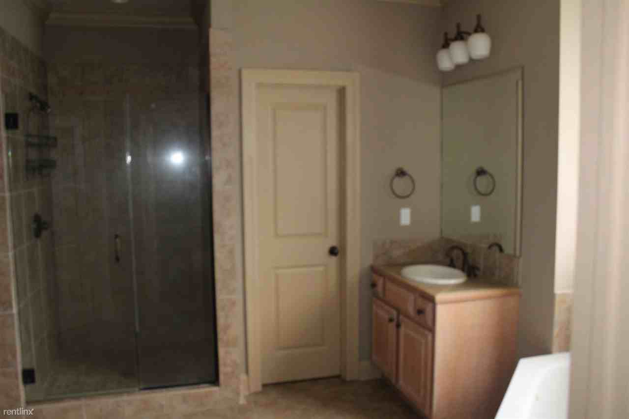 308 Bridgeport Ln - Photo 3 of 7