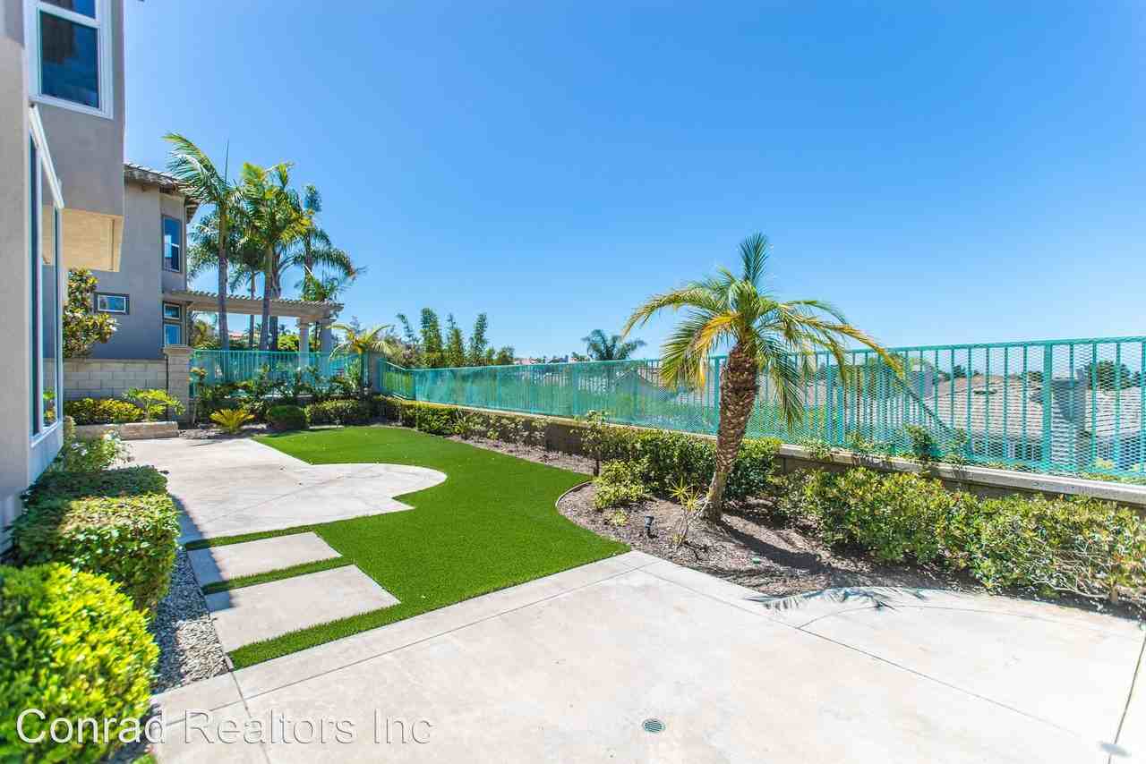 32 Pembroke Ln - Photo 3 of 40