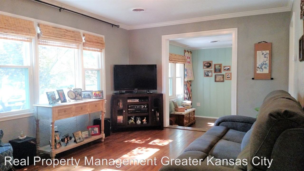 7521 Newton St - Photo 3 of 17