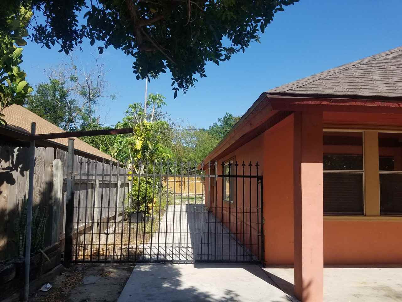 2117 Washington Ave - Photo 3 of 23