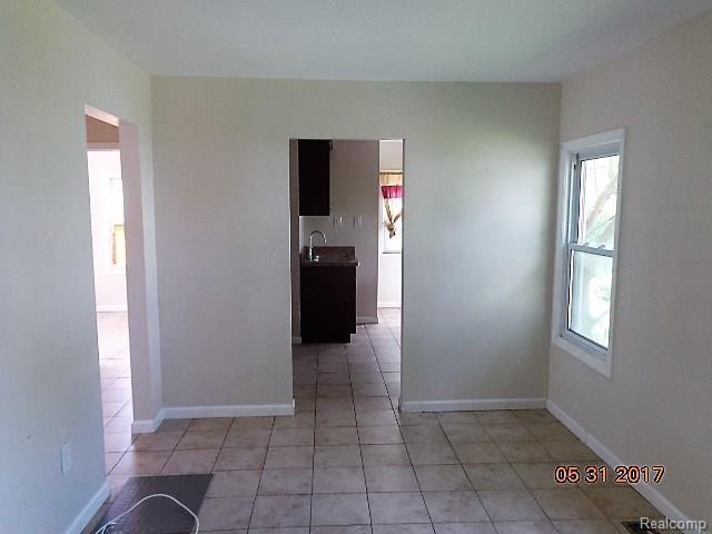 18873 Henry St - Photo 3 of 12