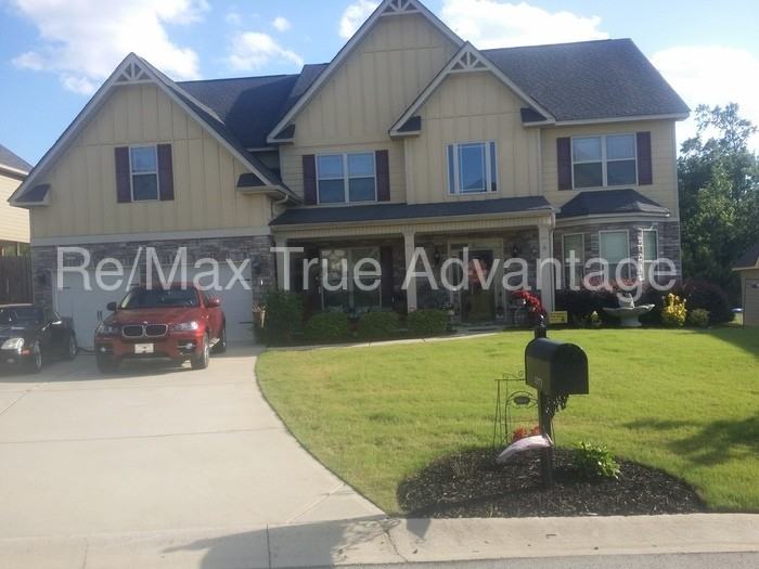 1373 Woods Ln - Photo 2 of 10