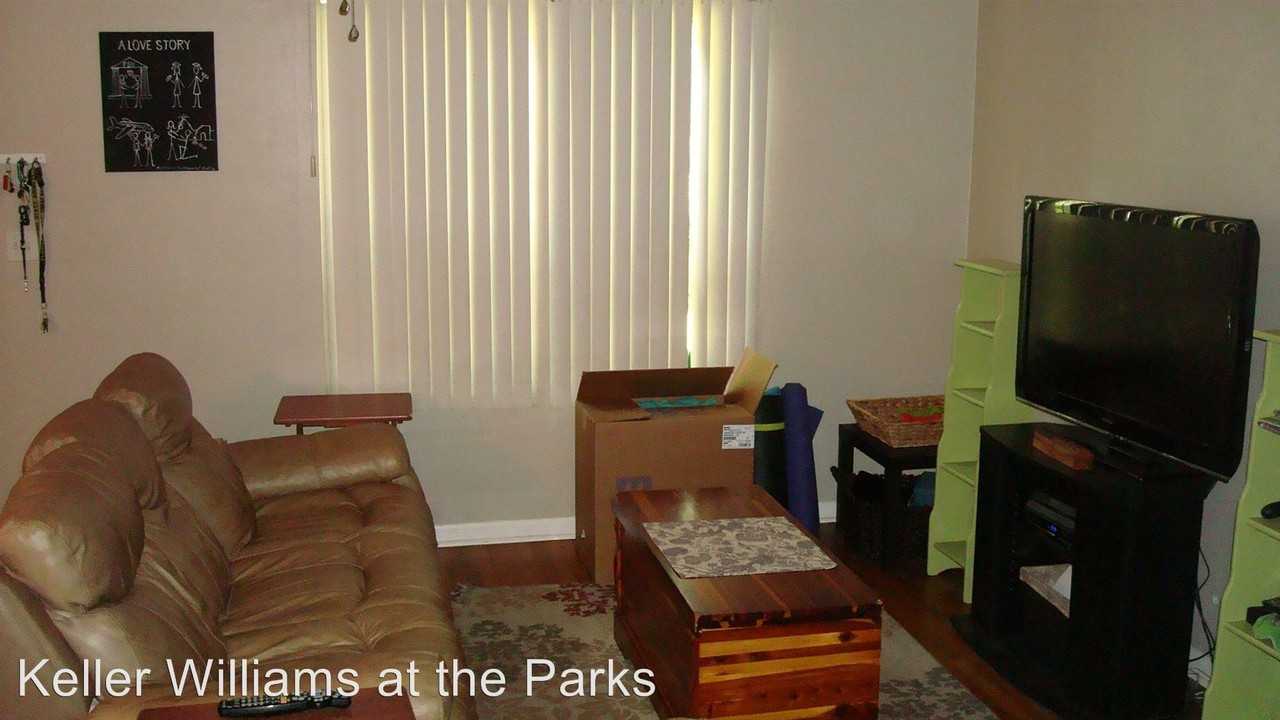 1414 Oakley St - Photo 2 of 12