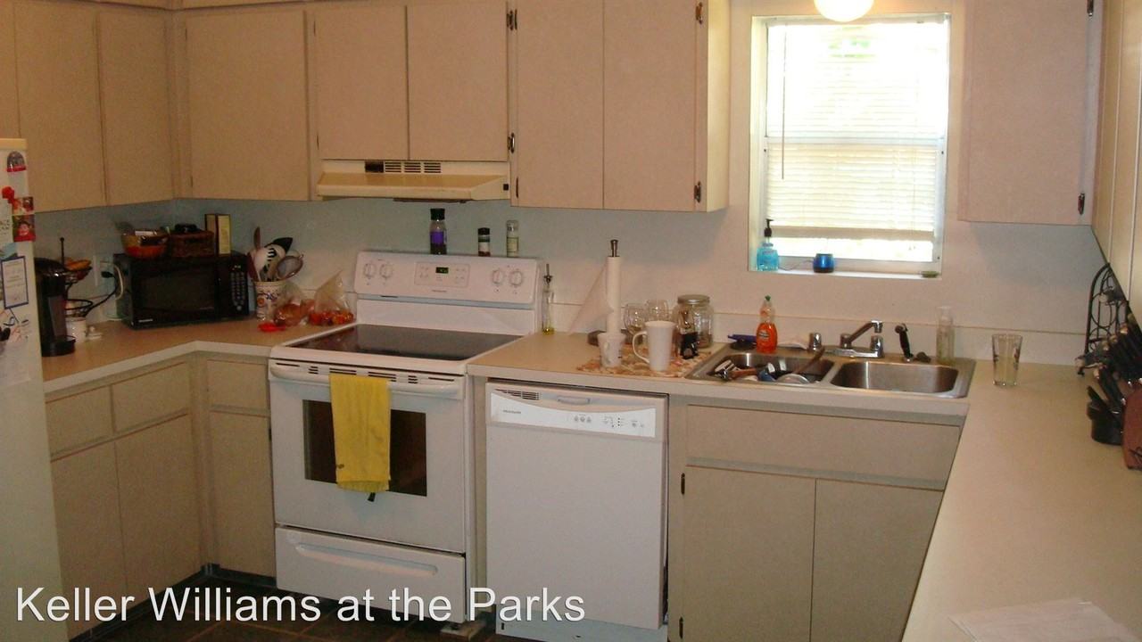 1414 Oakley St - Photo 3 of 12