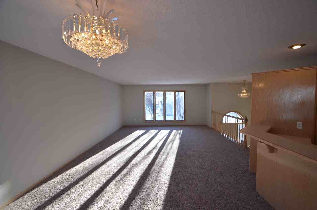 804 Oak Ridge Ct E - Photo 2 of 9