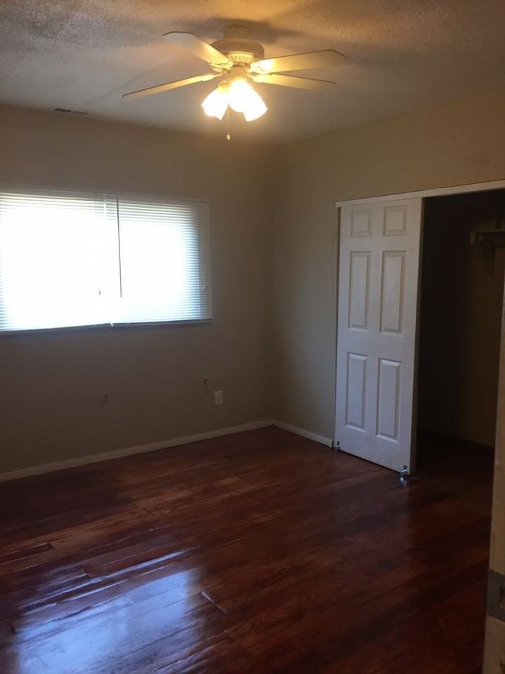 10034 Voltaire Ave - Photo 2 of 8