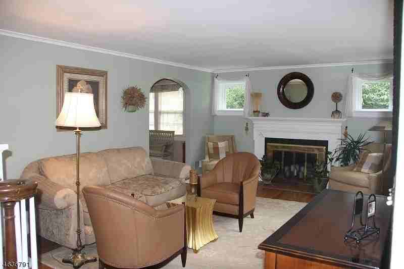 649 Hillcrest Ave - Photo 2 of 15