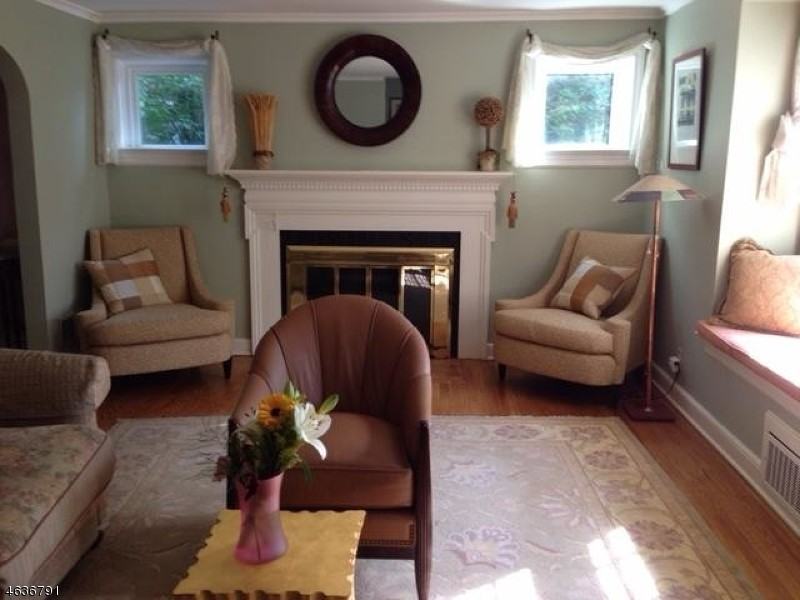 649 Hillcrest Ave - Photo 3 of 15