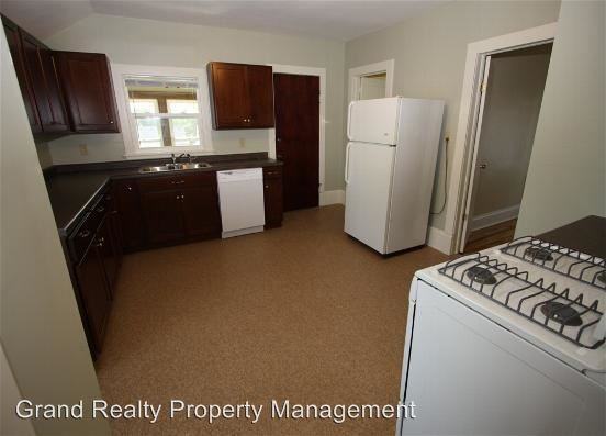 2614 University Avenue N.E. - Photo 2 of 9
