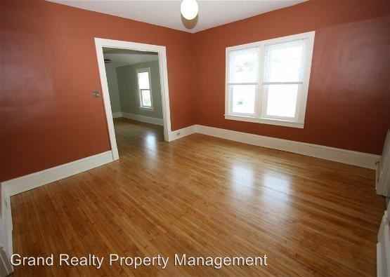 2614 University Avenue N.E. - Photo 3 of 9