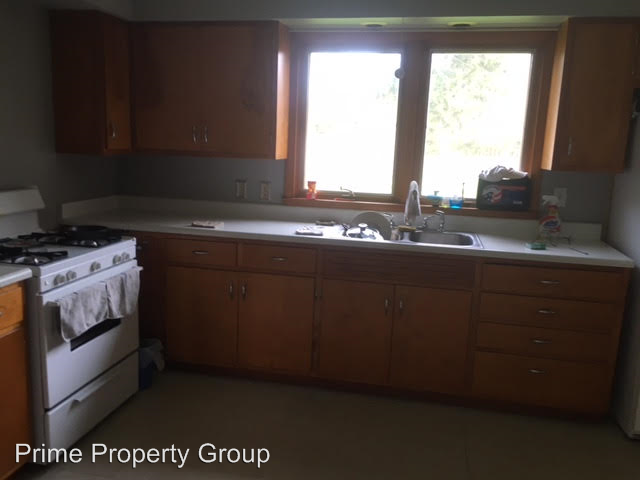 1106 W Green St - Photo 2 of 7