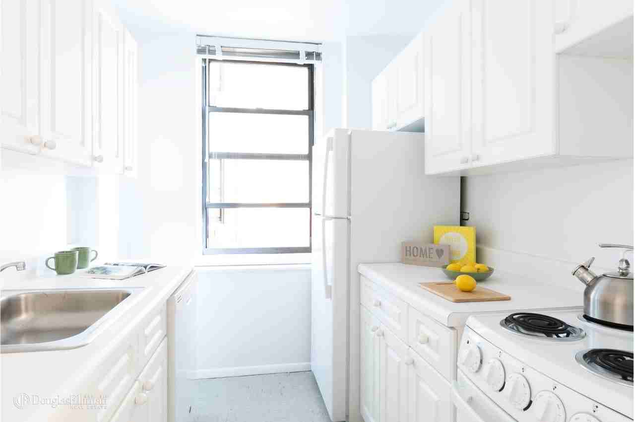 225 W 34th St #11C09