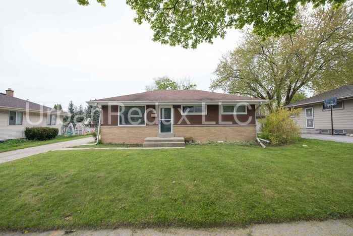 8549 W Douglas Ave - Photo 2 of 10