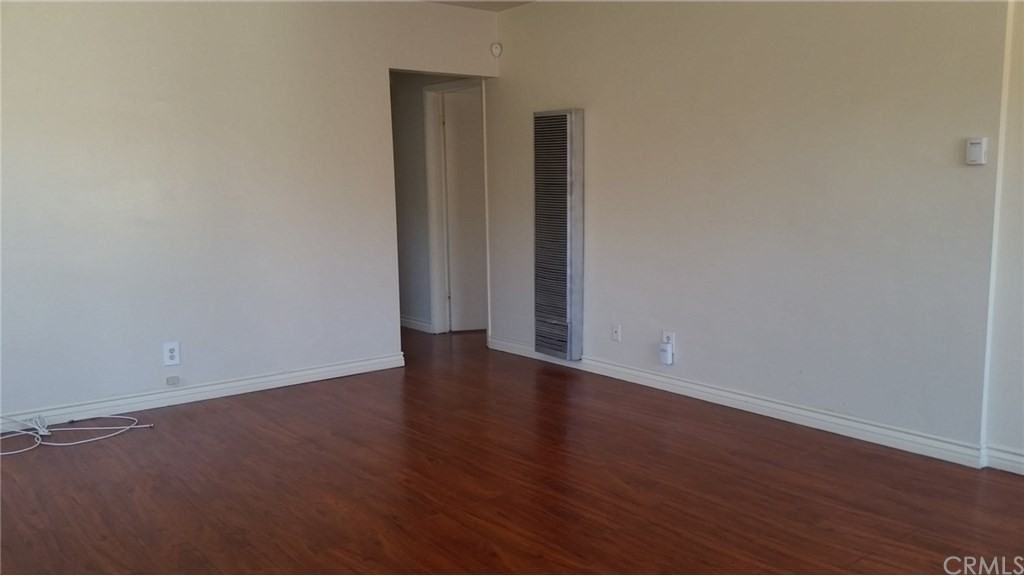 15418 Larch Ave - Photo 3 of 8