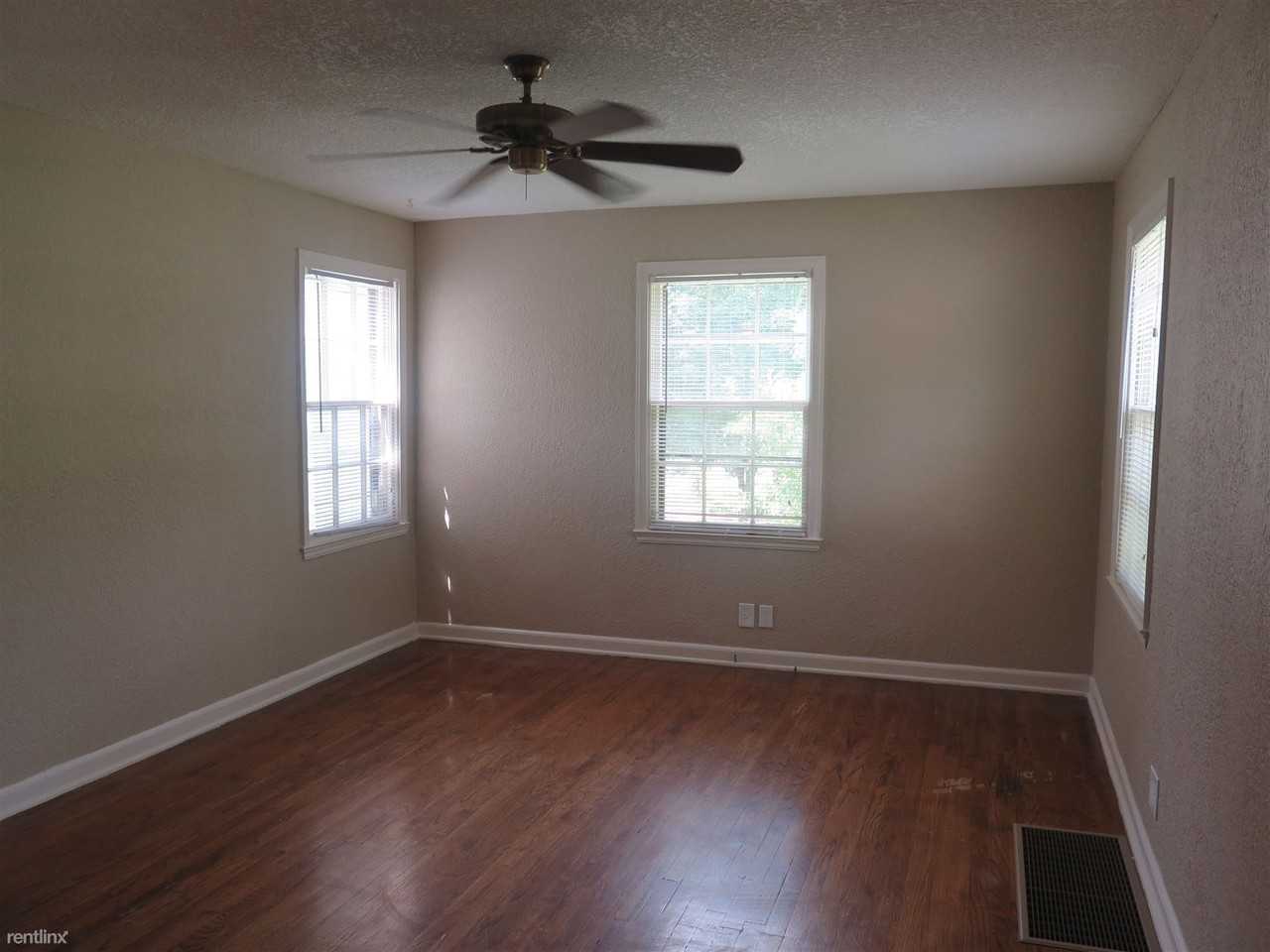 8601 Summit St - Photo 2 of 13