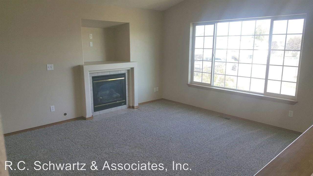 324 Frederick Ave - Photo 2 of 11