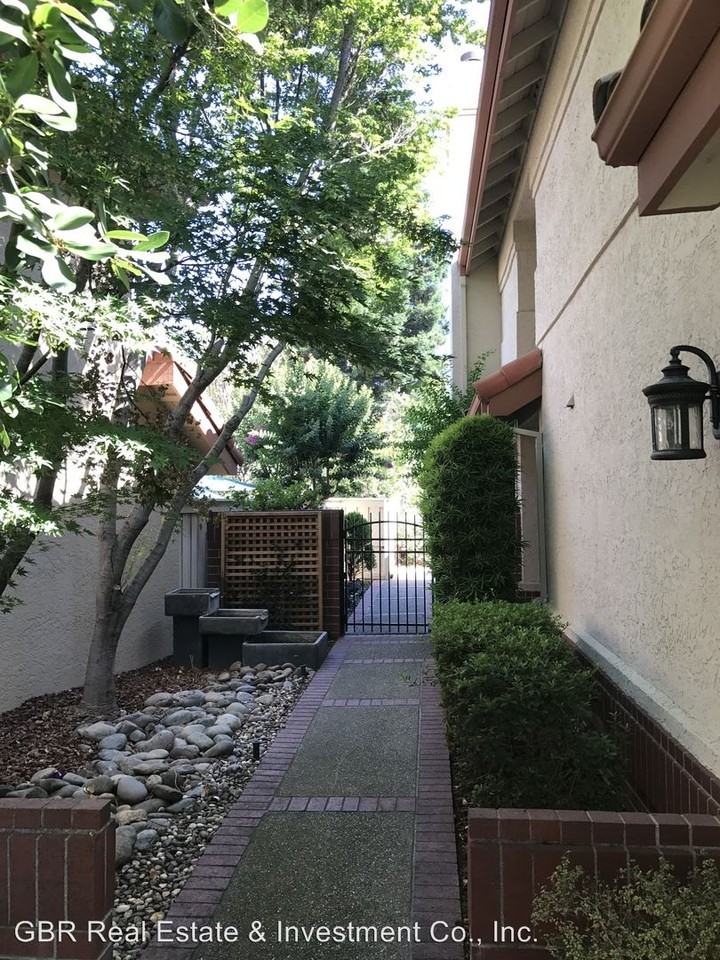 111 Cool Springs Ct - Photo 2 of 26