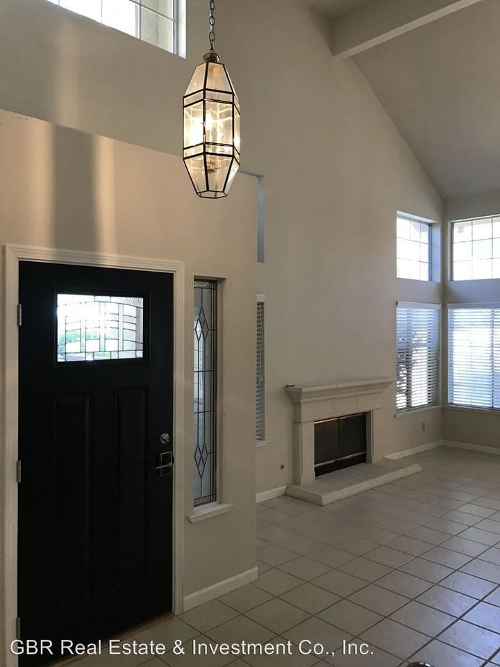 111 Cool Springs Ct - Photo 3 of 26