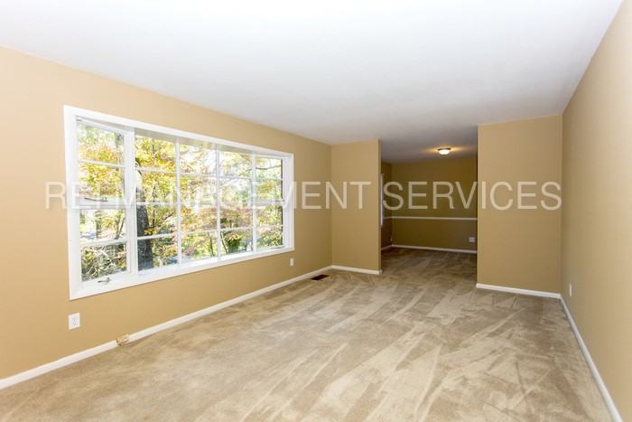 601 Yellowstone Dr - Photo 2 of 12