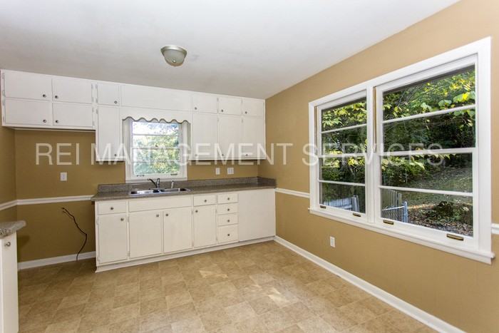 601 Yellowstone Dr - Photo 3 of 12