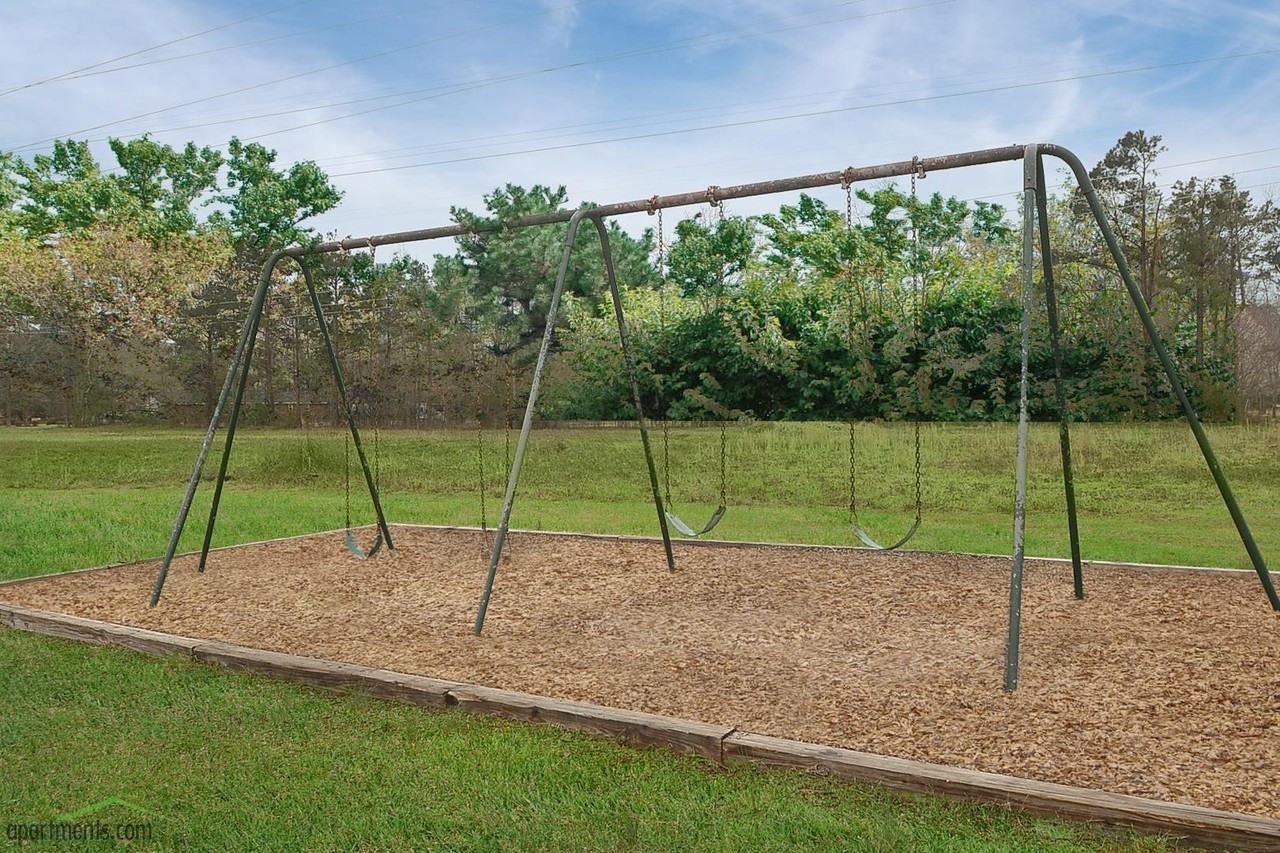 Goshen Country Club Apartments - Photo 3 of 9