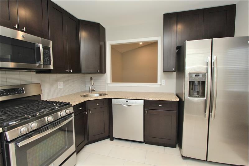 412 Hampton Ct - Photo 3 of 17