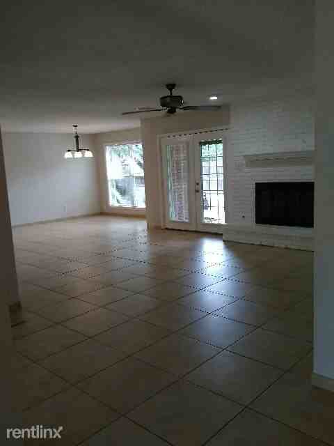 4721 NW 76th St - Photo 3 of 12